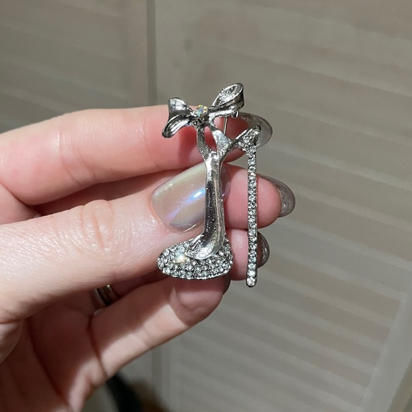 Jewelry - Silver High heel brooch